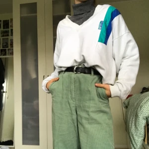 Yonex sweater - Retro sweater köpt på myrornas🍁, tröjan har tyvärr lite missfärgningar men kan jättegärna skicka bilder på det om ni är nyfikna. Frakten kostar 66kr