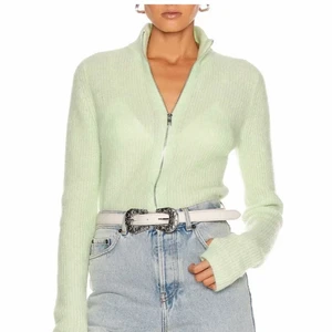 Ganni - Skit snygg kashmir kofta från ganni som köptes för 2400 kr men säljer för 1000 kr💕( vid intresse kan jag skicka bättre bilder)