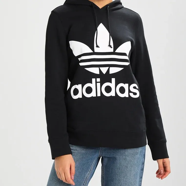 Adidas hoodie i storlek M ❤️ Nypris var ca 400-500 kr men säljer för 150 kr med gratis frakt. Knappt använd 💕. Hoodies.