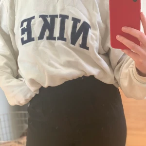 Oversized hoddie från Nike  - Säljer denna snygga hoddie från Nike. Super bra skick (har dock inte stryckigt den på bilden). Köparen står för frakt!!💕 högsta bud 400kr