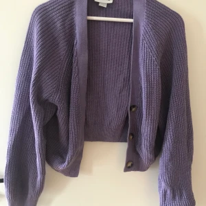 Cardigan från Monki - Jättefin cardigan. Skön med hög % bomull. Passar en S eller M. Frakt kostar 59 kr. 