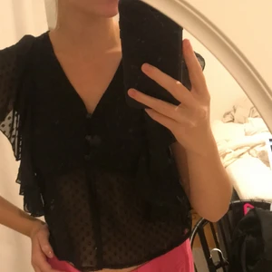 Topp - Svart söt topp ifrån Bik Bok! Väldigt fin och festlig. Små små glittriga cirklar i materialet✨Storlek S men sitter superbra på XS och även M