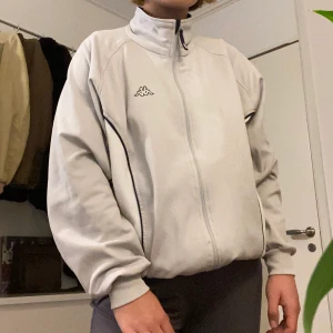 Vintage tröja fr Kappa - Grå/vit/svart tröja m zipper från Kappa. Köpt second hand 