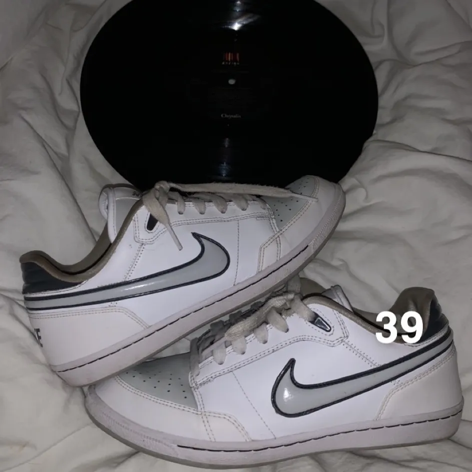Äkta Nike skor vita med kalla gråa detaljer , as snygga jätte många komplimanger för dom!  men tyvärr  för små! . Skor.