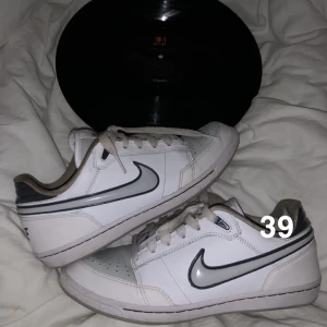 Nike skor  - Äkta Nike skor vita med kalla gråa detaljer , as snygga jätte många komplimanger för dom!  men tyvärr  för små! 