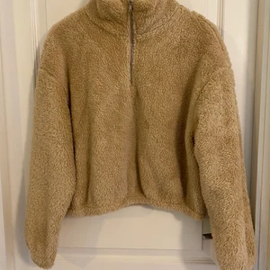 Varm boxig teddy tröja  - Jätteskön och varm! Älskar den men kommer inte att kunna ha den i år då jag är gravid. Den är kort, slutar vid midjan. 