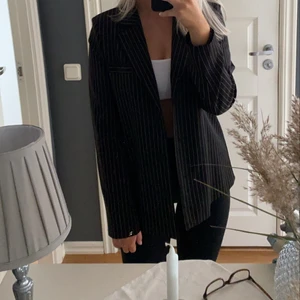 Kavaj - Säljer nu min fina randiga kavaj från NAKD för 300 kr inkl frakten! Storlek 34 men är lite oversize i modellen 🖤  