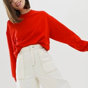 Sweatshirt från Monki - Röd sweatshirt från Monki som endast använts en gång! Sitter lite oversized✨