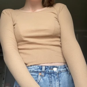 Beige tröja - Säljer denna tröjan då den inte längre är min stil. Köpare står för frakt. 