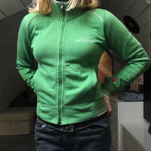 Champion zip up  - En lime grön champion zip up som har en hög polo. Dragkedjan är lite trasig men den funkar om man är försiktig