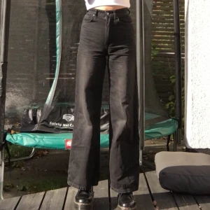 Raka grå/svarta jeans  - Säljer nu mina absolut favoritjeans då dom har blivit för små! Supersnygg gråaktig färg, relativt högmidjade och trendig passform:-) midjemåttet är 62 cm och jag är ca 163 cm lång! Kan mötas i Stockholm och annars står köparen för frakt💗