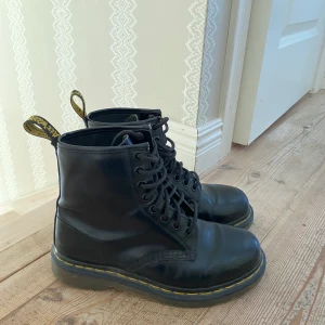 Dr martens - Säljer dessa dr martens eftersom de inte kommer till användning. Skorna är sparsamt använda och därför i fint skick. Säljer för 700 eller högst budande. Köparen står för frakten. Budet ligger just nu på 950kr. Budgivning slutar på tisdag 14:00