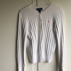 Ralph lauren kofta  - Säljer en jätte fin Ralph lauren kofta. Säljer pga för liten i storleken. Den är använd 2 gånger. Om du är intresserad skriv till mig😃