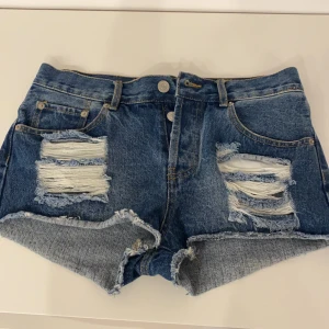 Fina shorts från Bikbok i strl XS - Super fina shorts i strl XS sitter super fint men säljer de på grund av att de är för små. Använt fåtal gånger vid fler frågor så är ni välkomna att kontakta mig🤍