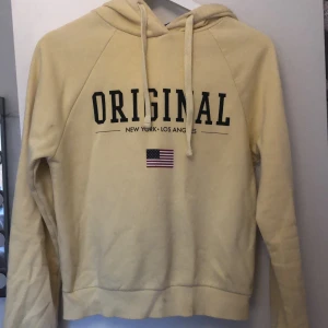 Gina tricot hoodie⭐️ - Gul Gina tricot hoodie i storlek XS. På hoodien står det ”ORIGINAL - new york • los angeles -”. Bra skick, använd några gånger💛
