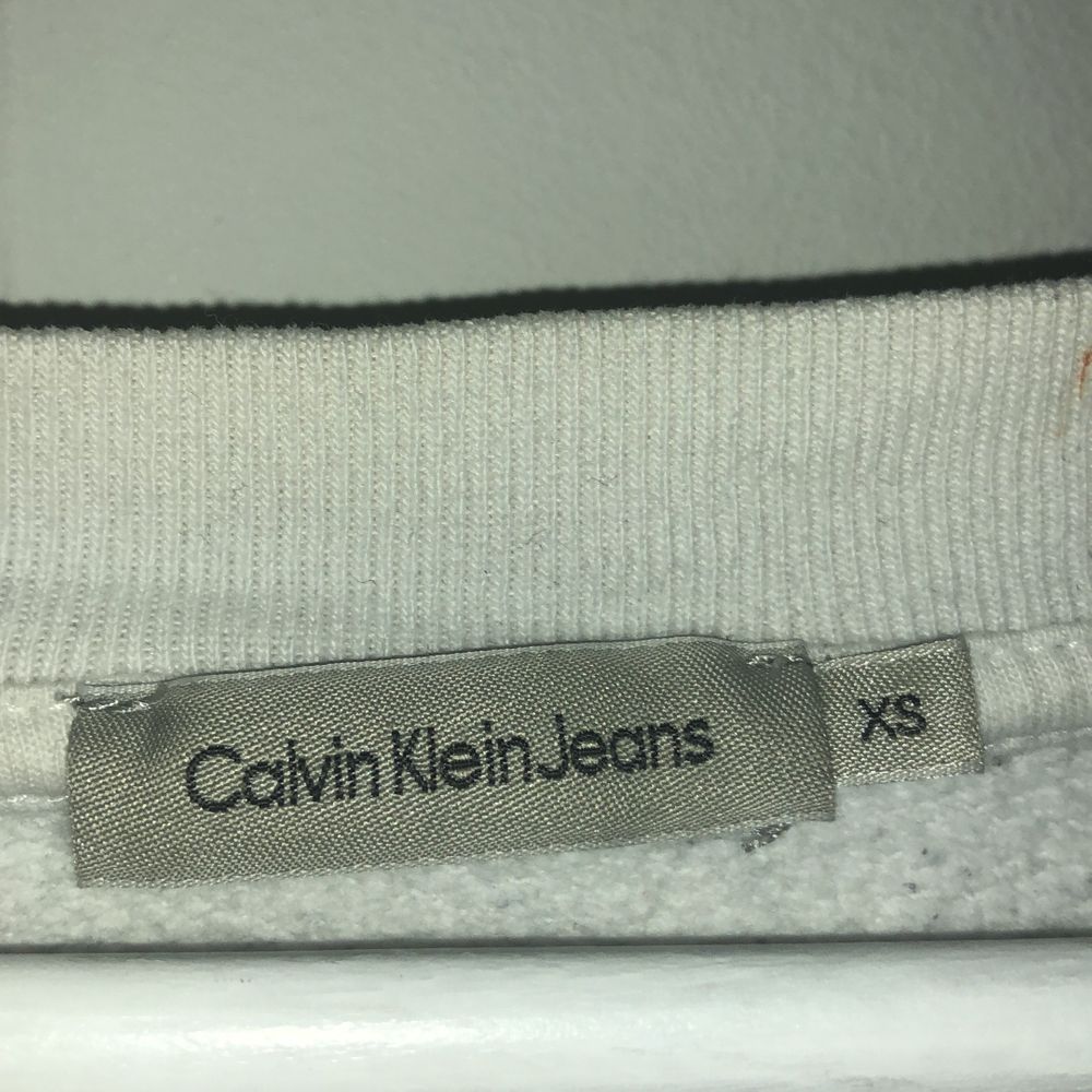 Vit tröja från Calvin Klein i stl XS. Nypris 999kr och säljer billigt för att bli av med kläder ur garderoben☺️ Går att hämtas i Linköping eller skickas på posten (köparen står för frakten - 59kr) 💕 Skriv om du har fler frågor eller vill köpa tröjan🤍. Tröjor & Koftor.