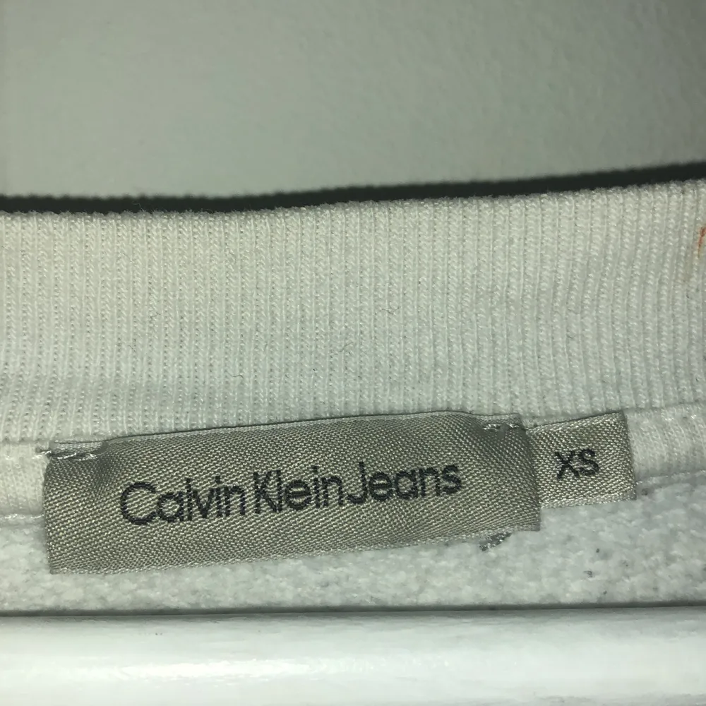 Vit tröja från Calvin Klein i stl XS. Nypris 999kr och säljer billigt för att bli av med kläder ur garderoben☺️ Går att hämtas i Linköping eller skickas på posten (köparen står för frakten - 59kr) 💕 Skriv om du har fler frågor eller vill köpa tröjan🤍. Tröjor & Koftor.