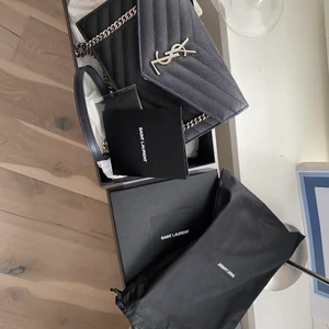 YSL saint laurent WOC väska - Wallet on chain köpt för 4500dhs (11000) allt utom inköps påsen finns - dvs kvitto, box osv, väskan är som ny. Knappt använd. Avtagbar kedja - kan användas som clutch, plåndbok men bäst aom crossbody!