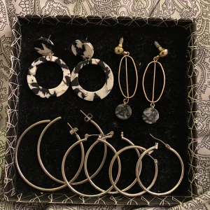 Örhänge  - Örhängen i olika modeller. 10 kr styck