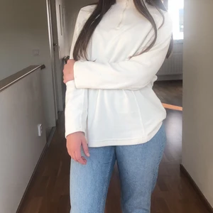 Half zip up hoddie  - världens mysigaste hoodie!  den är köpt i london förra vintern och är inte så använd. finns dock ett litet hål på och ärmen är sliten (skickar bild vid intresse), kan pga av det sänka priset :) gjord av fleece så håller värme bra!