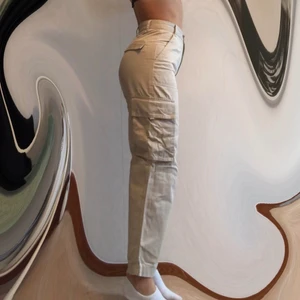 Cargo pants - Jävligt snygga ”cargo pants” endast använda en gång💜 Jag är 162 cm lång. Dem är raka i modellen. Köpta för 600kr. Öppen för bud!