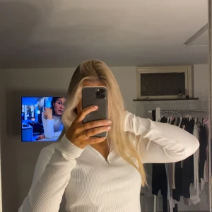 Fin mysig tröja  - Jättefin tröja ifrån bik bok, använder den inte längre då jag tycker den blivit lite stor för mig. Använd några gånger men inget som syns 