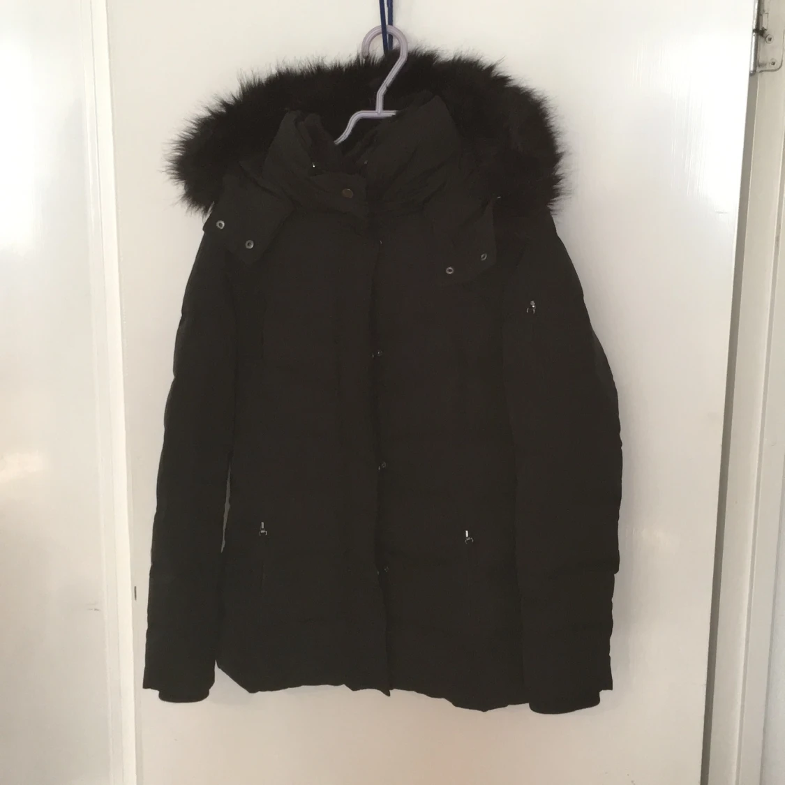 Snygg svart vinterjacka med päls.