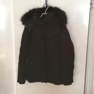 Snygg svart vinterjacka med päls. - Köpt från Esprit använd en vinter men inte trasig eller dåligt skick, köpt för 999kr säljes för 200kr