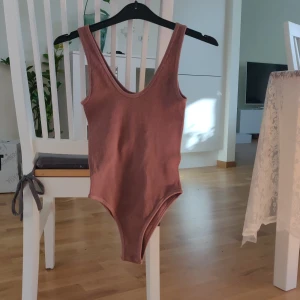 Gammelrosa body Zara stl xs/s - En gammelrosa ribbad body från Zara i storlek XS/S. Helt oanvänd så har alla lappar kvar som du kan se på tredje bilden. Fraktkostnaden tillkommer.