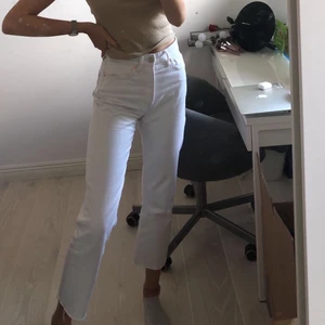 Vita mom jeans zara - Ett par superfina vita mom jeans från zara som har beiga kontrastsömmar och är avklippta längst ned. Säljer dessa då de tyvärr blivit för små :( Frakt tillkommer. Kontakta mig om du har några frågor!