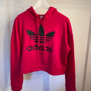 Hoodie - Snygg hoodie från Adidas. Knappt använd!