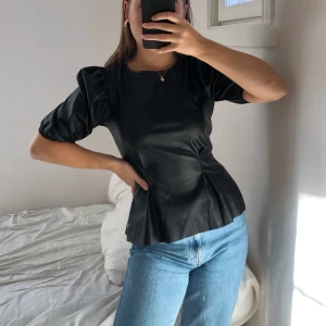 Läder-topp - Supersnygg men kommer inte till användning. Från Gina tricot, helt oanvänd men (OBS!) den har några ljusare små streck på sig (se bild 3), de syns om man kollar riktigt noga💕 Köparen står för frakt (+40kr)