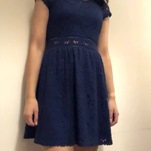 Elegant klänning - Elegant mörkblå klänning i spets. Jättefin och skön. Har bara använt en gång. Självklart gratis och spårbar frakt ❤️☺️