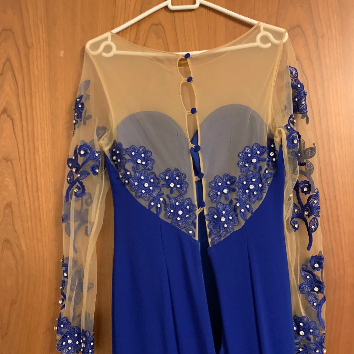 Kornblå lång figursydd klänning med lätt släp - 91