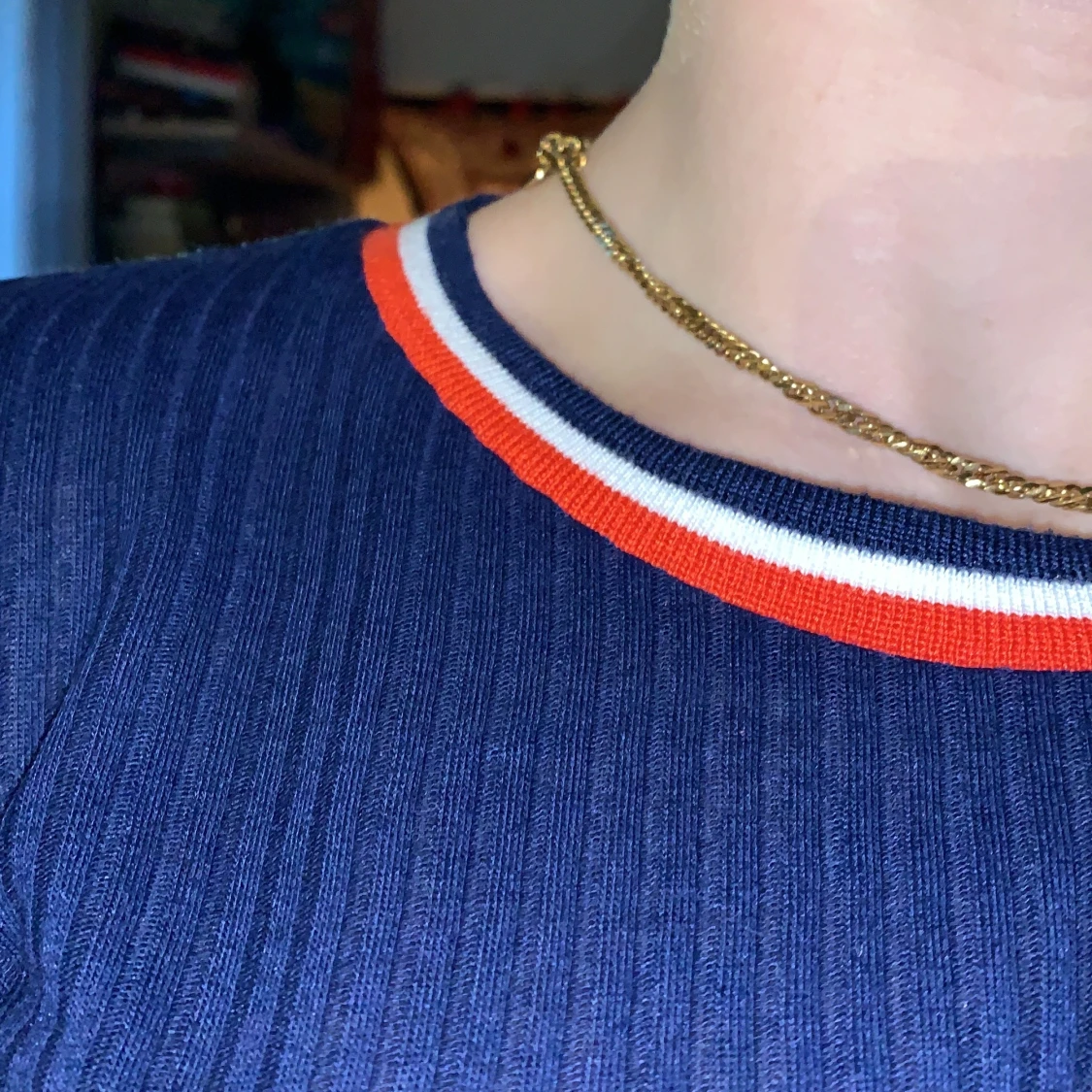 Tajt långarmad tröja med fina detaljer vid halsen - 91