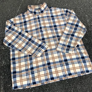 Rutig fleecetröja - Skitsnygg rutig fleecetröja! Perfekt nu i höst!