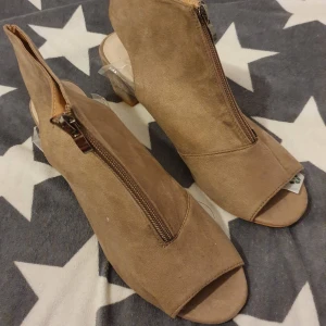 Skor  - Skor/sandalett i beige storlek 43. Inte använda, endast prövade. 