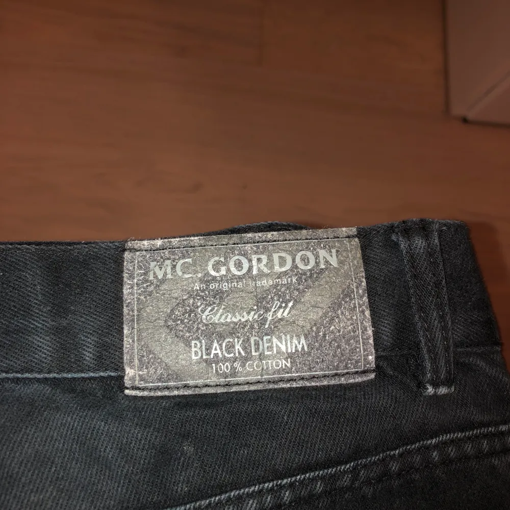 Ett par svarta baggy jeans. De har växt ur mig och jag säljer dem därför. Väldigt retro vintage 90s skate. Strl W36 L32 men avklippta så L ca 30. . Jeans & Byxor.