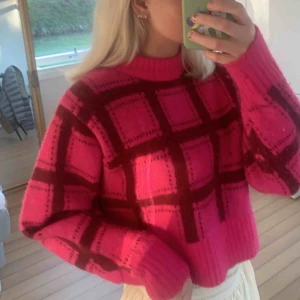  - Jätte snygg tröja med långa armar!! Personlig favorit😍 200 kr eller budgivning vid många intresserade. Väldigt bra skick och knappt använd