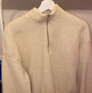 Teddy tröja - En super fin fluffig tröja som jag köpte förra vintern men har tyvärr inte kommigt till andvänding💗 köparen står för frakt 📦