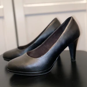 Klackar/pumps - Svarta pumps i äkta läder. Använda 1 kväll och alltså i mycket bra skick. Mycket bekväma i stl 39 funkar som 38. 