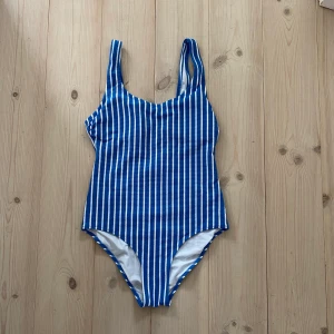 Baddräkt  - Från H&M i storlek small. Använd endast en gång. 