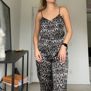 Mönstrad byxdress - Snygg mönstrad byxdress. Använd men ser ändå helt ny ut. Från H&M i Stl 40. 