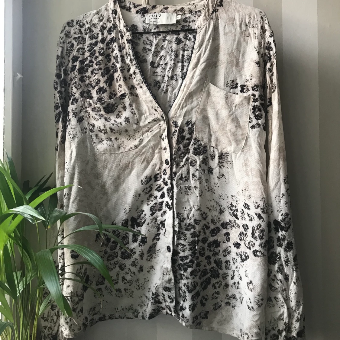 Blus i leopard mönster