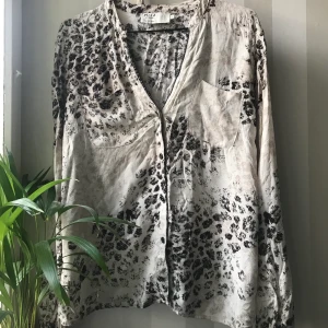 Blus i leopard mönster - Blus i leopard mönster, köpt i en liten butik i mitten av 00-talet. Märker är Pulz Jeans. Storlek S men passar även bra på XS! 🤎