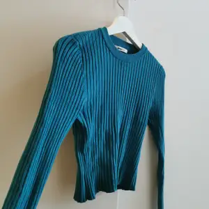 Säljer denna fina tröja köpt ifrån Ginatricot, då den inte passar mig längre. Jag har använt den några gånger och kan säga att den har en jättefin färg och passar utmärkt till hösten/vintern. 💙