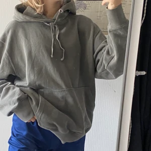 Hoodie stl M - Det är en grön grå hoodie i storlek Medium från weekday,luvan är stor, det är herr också.den är mjuk, väldigt fin