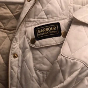 Barbour - Vit barbour vår/höst jacka endast använd 2gr mycket fint skick.ord 1900kr  strl 32 mer som en 34 