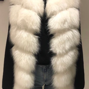 Pälsväst Vit  - Passar flera storlekar beroende på hur man vill att den ska sitta men skulle nog säga att den sitter bäst på en XS-M