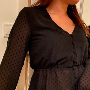 Blus - Supersnygg blus i prickigt material, genomskinligt material från sömmen vid magen men inte vid brösten💗 Väldigt fin vid middagar & fester💗